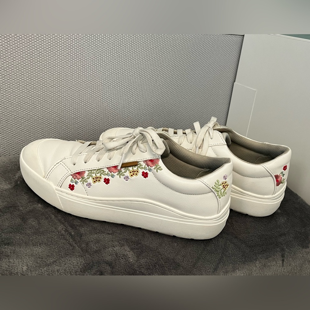 Dr. Scholl's Time Off Floral Embroidered Sneakers. Arch support. White. Sz 11 - Picture 3 of 11